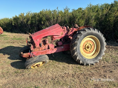 Massey-Harris 55 2WD Wide Front Tracteur de collection