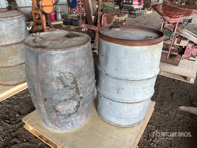 Quantity of (2) Metal Barrels Varios otros