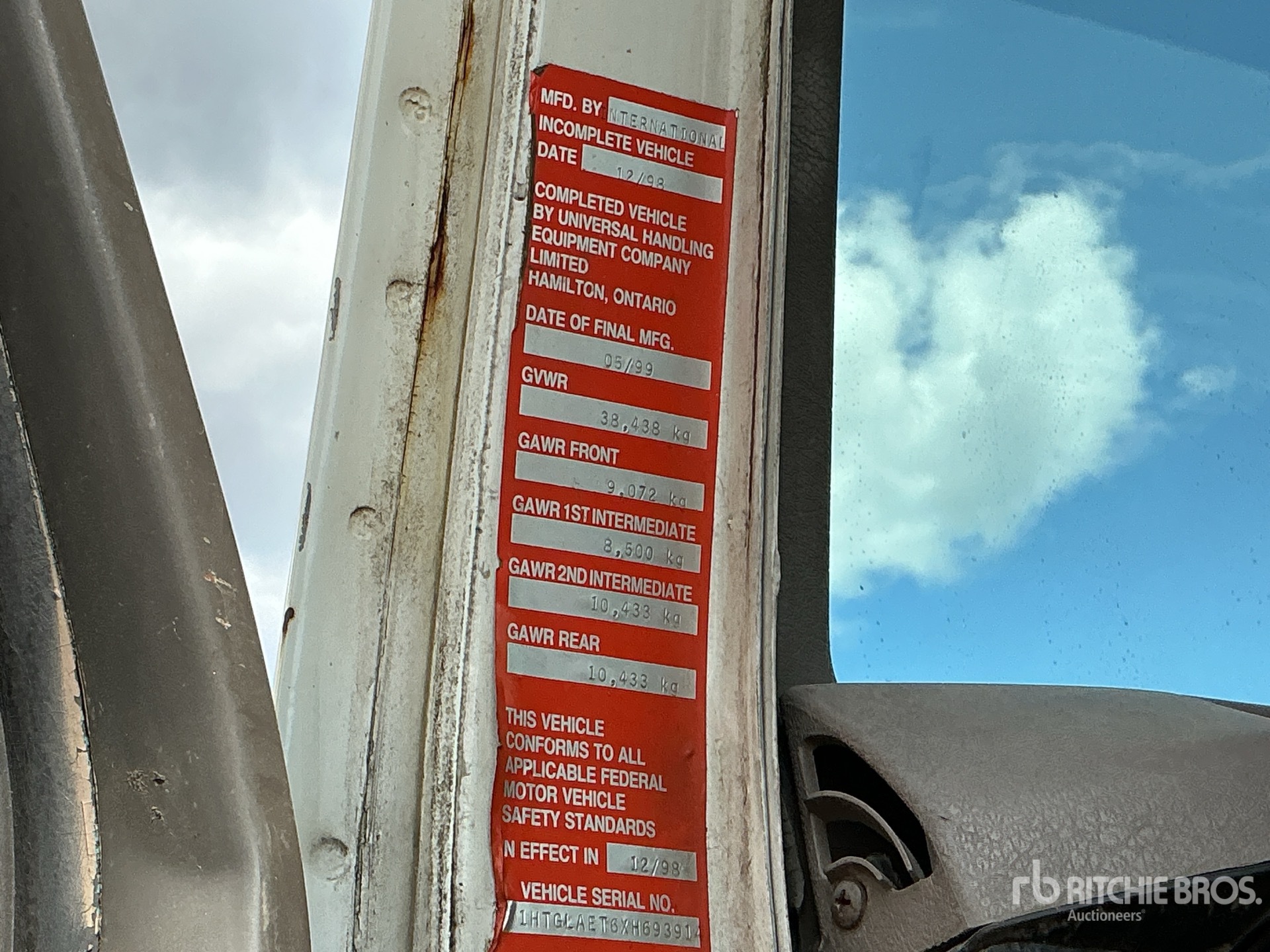 1999 International 2674 6x4 Roll-Off Truck
