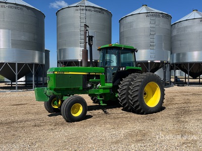John Deere 4555 جرار ثنائي الدفع