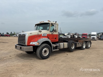 2011 Mack GU813 8x4 Roll-off vrachtwagen