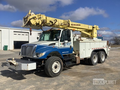 2003 Altec D3050 TR on 2004 International 7400 6x4 Bucket Truck