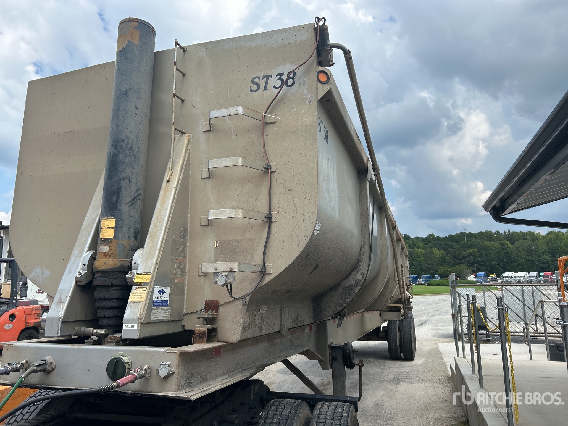 2017 Construction Trailer Specialists EHRD38 T/A End Dump Trailer