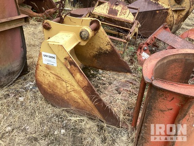 34 in Backhoe Rear Bucket - Fits Cat 416