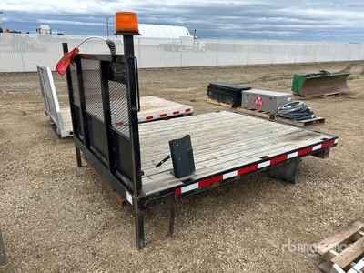 Quantity of (2) Truck Flat Decks Divers - Accessoires pour camions