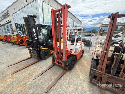 Nissan F02 2000 kg Pneumatic Tire Forklift