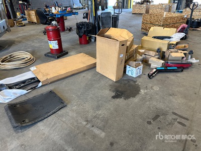 Quantity of Mack Truck Parts Divers - Pièces détachées pour camions  (Unused)