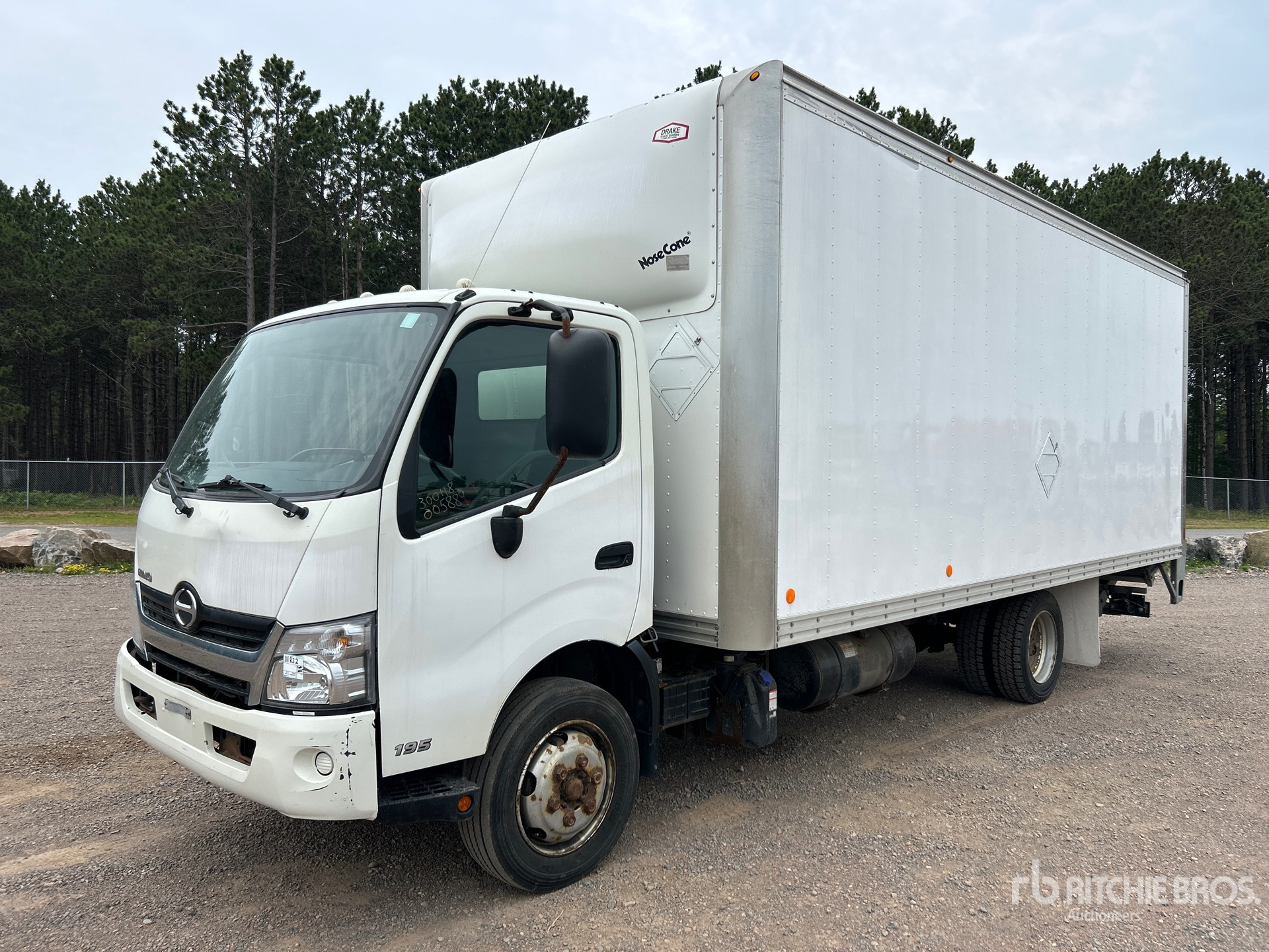 2017 Hino 195 4x2 Furgoneta caja cerrada