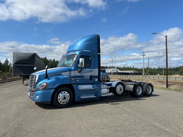 2016 Freightliner Cascadia 8x4 Tri/A Day Cab Truck Tractor