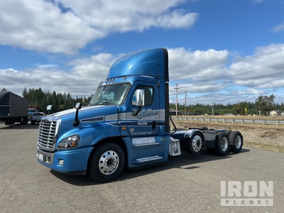 2017 Freightliner Cascadia 8x4 Tri/A Dagcabine Trekker