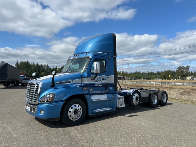 2017 Freightliner Cascadia 8x4 Tri/A Day Cab Truck Tractor