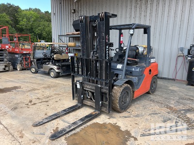 2018 Toyota 8FG35U 7000 lb Pneumatic Tire Forklift