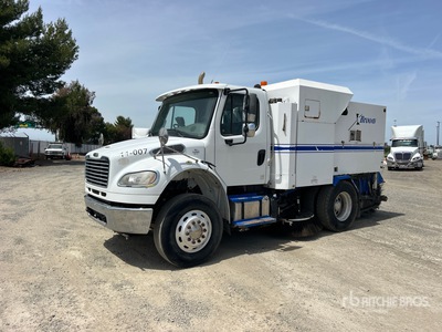 X-Broom on 2019 Freightliner M2 106 道路清掃車