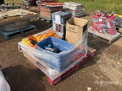 Quantity of Pallets of 3 circular saws, bag of reciprocating saws, 1tub of beacon lights, 1 tub of construction flashing lights and 1 storage c Circular Saw