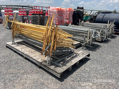 Quantity of (4) Pallets of 8 ft Temporary Crowd Control Barriers Attrezzatura industriale