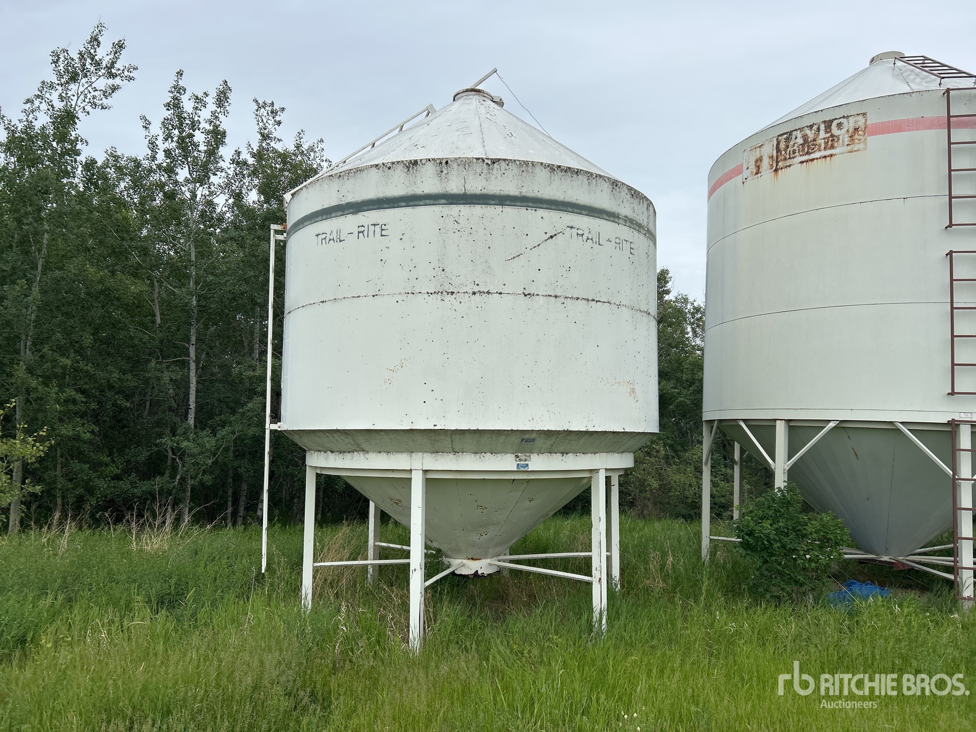 Trail-Rite FB53 +/- 1500 bu Smooth Wall Hopper Cassone per grano