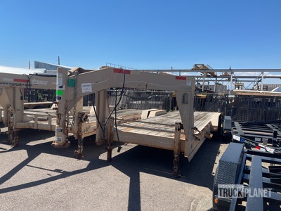 2007 24 ft T/A Gooseneck Flatbed Trailer