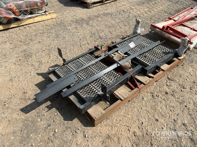 A pair of generator steps 機械の付属品