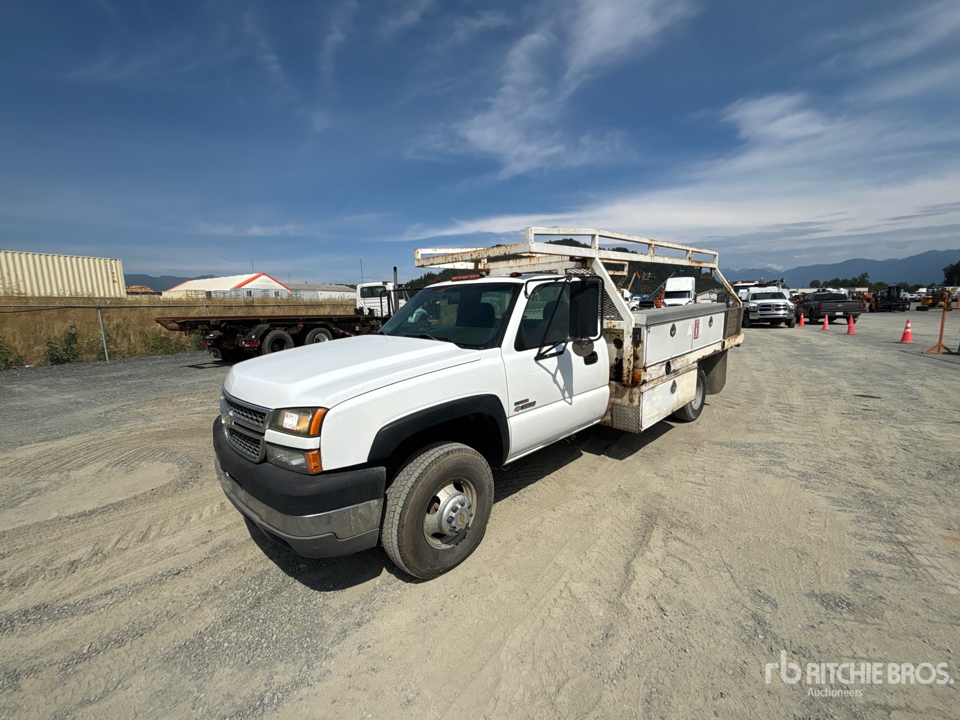 2005 Chevrolet Silverado 3500 4x2 Camion à Plateau