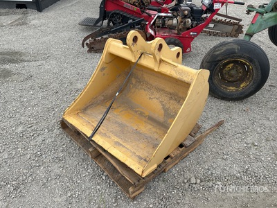 John Deere 310/410E 36 in PIN-ON DITCHING Backhoe Loader Bucket