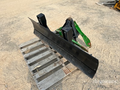 John Deere 366 66 in Hydraulic Front Blade Attachment