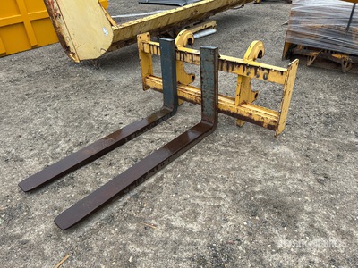 John Deere 5 ft Quick Connect Fork Attachment