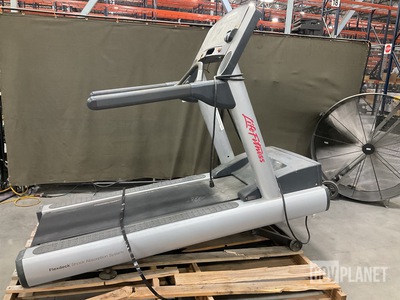 Life Fitness FlexDeck Shock Absorption System Treadmill