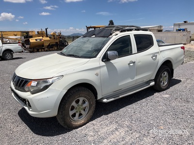 2017 Mitsubishi L-200 4x4 Crew Cab Camioneta (INOPERABLE) / Pickup (Inoperable)