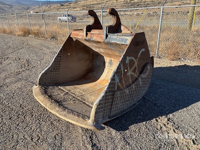 Cat 72 in Q/C Cleanup Excavator Bucket - Fits Cat 568GF