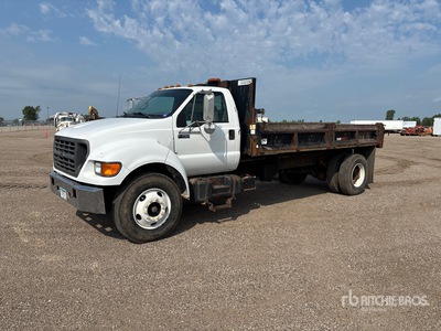 2000 Ford F-750 XLT 4x2 S/A Dump Truck