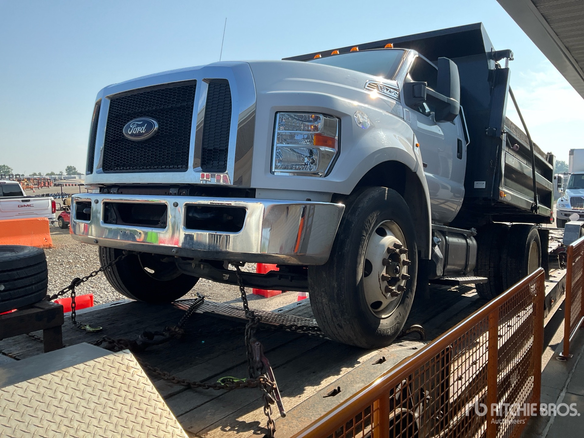 2016 Ford F-750 4x2 Camion à benne basculante S/E