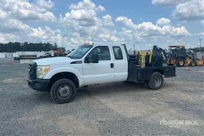2011 Ford F-350 XL 4x4 Extended Cab Flatbed Truck
