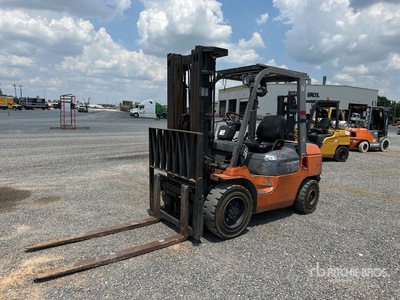 2001 Toyota 7FDU30 4760 lb Pneumatic Tire Heftruck