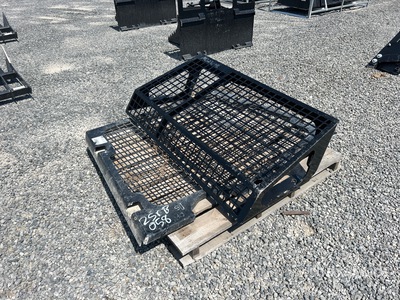 Quantity of (2) Screens Varios, accesorios tractor de cadenas