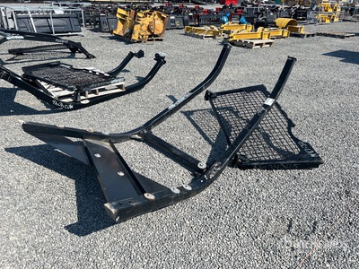 Quantity of (2) Sweeps & Screens Varios, accesorios tractor de cadenas (Unused)