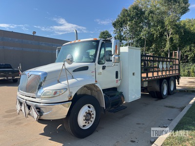 2005 International 4400 6x2 Flatbed Truck