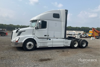 2015 Volvo VNL670 6x4 Ciągnik siodłowy T/A z kabiną sypialną