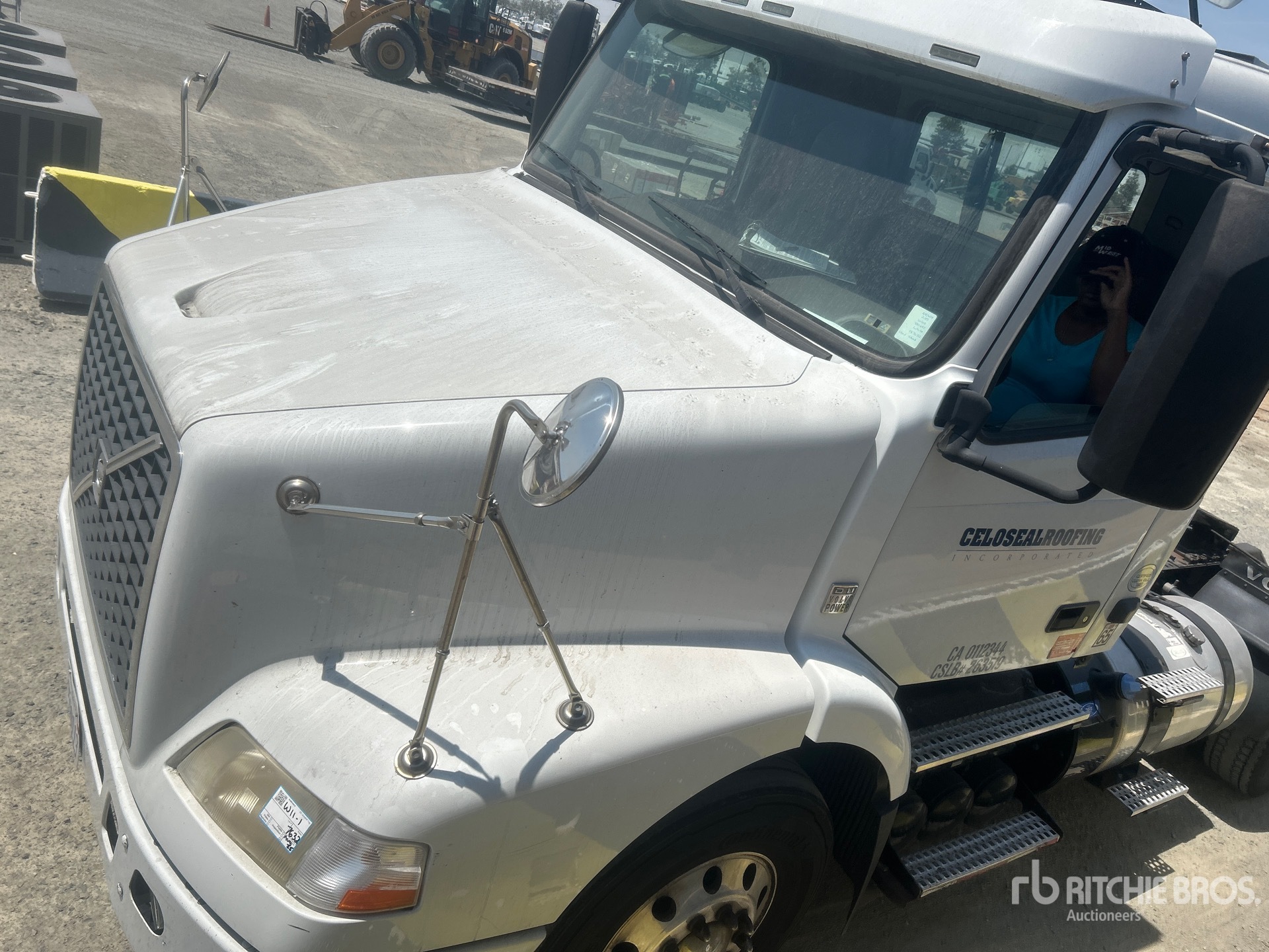 2015 Volvo VNM T/A Day Cab Truck Tractor