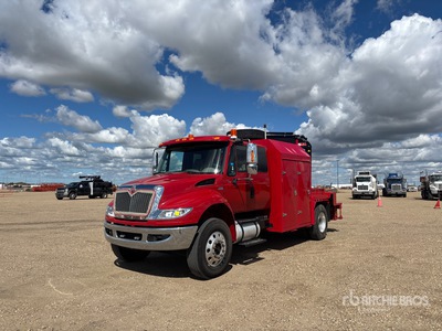 2013 International DuraStar 4400 4x2 Sleeper Service Truck