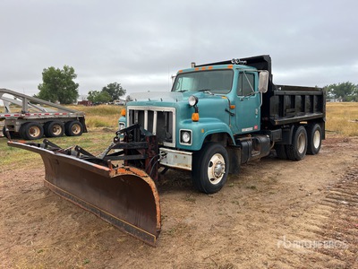 1995 International 2574 6x4 Schneepflug-Lastzug