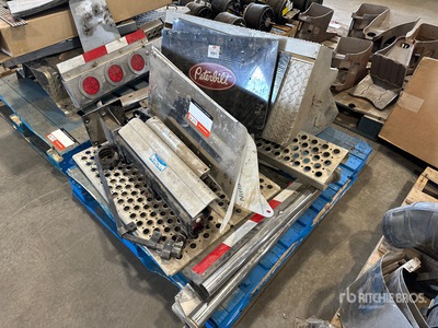 Quantity of Battery Box Covers and Mud Flap Brackets Varios, piezas para camion