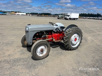 1940 Ford 9N 2WD جرار تاريخي
