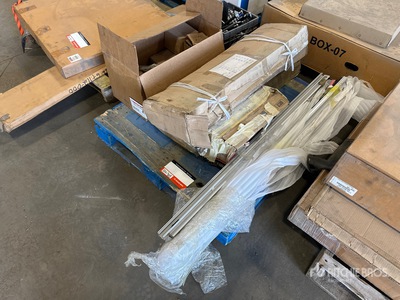 Quantity of Wrecker Roll Up Door Parts Pièces diverses