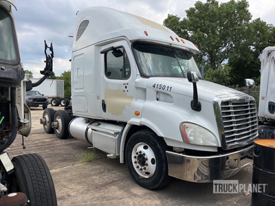 2015 Freightliner Cascadia 113 6x4 T/A Sleeper Truck Tractor