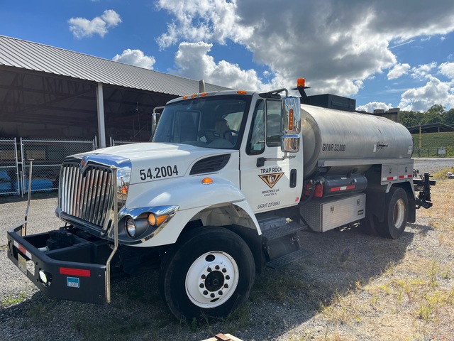 Etnyre 2000 gal on 2014 International 7300 4x2 Asphalt Distributor Truck