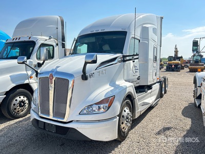 2022 Kenworth T680 6x4 Cabeza Tractora Cabina Dormitorio (Inoperable)