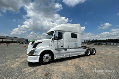 2013 Volvo VNL 6x4 Cabina con cuccetta per trattore stradale
