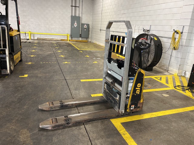 2016 Yale MPB045VGN24T2748 4510 lb Electric Pallet Jack 2016 Yale MPB045VGN24T2748 4510 lb Electric Pallet Jack