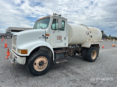 2002 International 8100 2000 L 4x2 Wassertank-Lkw