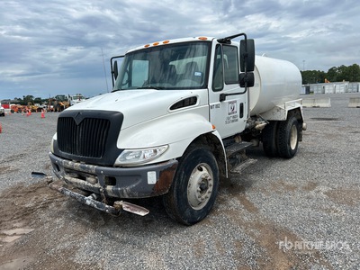 2007 International 4300 2000 gal 4x2 Camion à eau